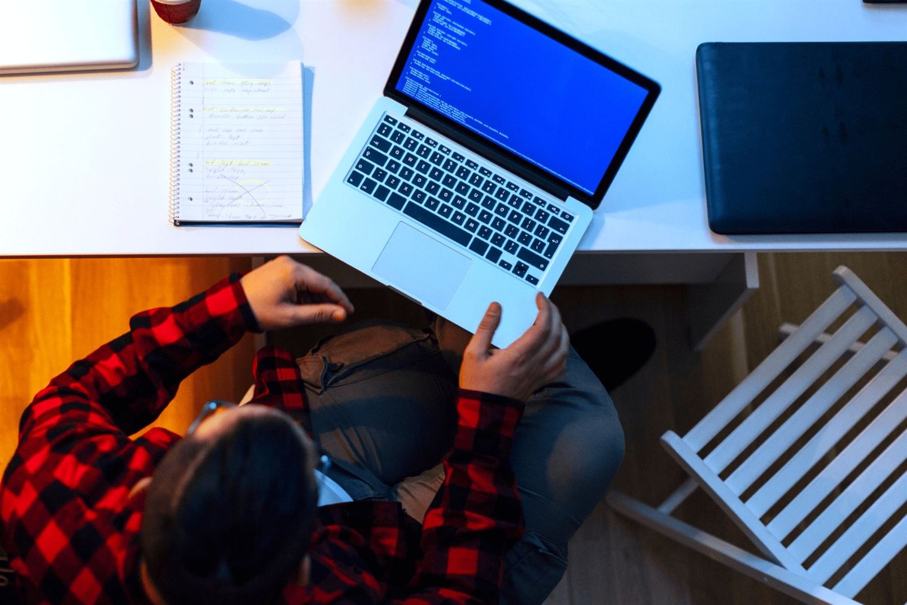 Foto di repertorio di una postazione di sviluppo software con computer portatile