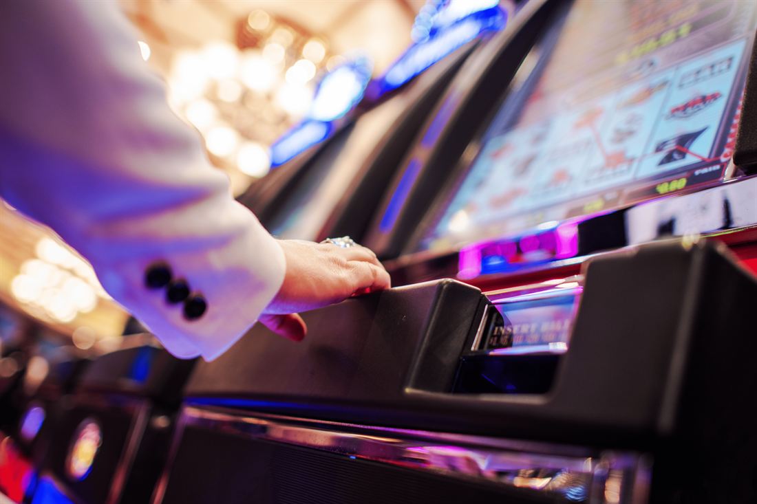 Utilizzo di una slot machine in un ambiente di gioco elegante