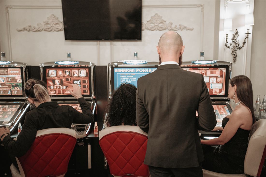 Sala giochi con esercenti e giocatori: l'esperienza migliorata dopo la digitalizzazione