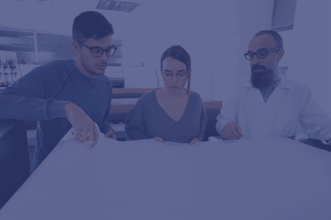 Il team al lavoro sul controllo qualità del materiale prodotto