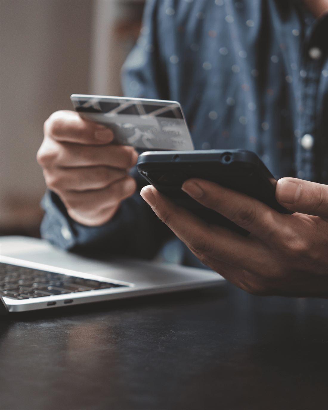 Pagamento digitale con carta e smartphone: i servizi finanziari quotidiani supportati dalle piattaforme del cliente