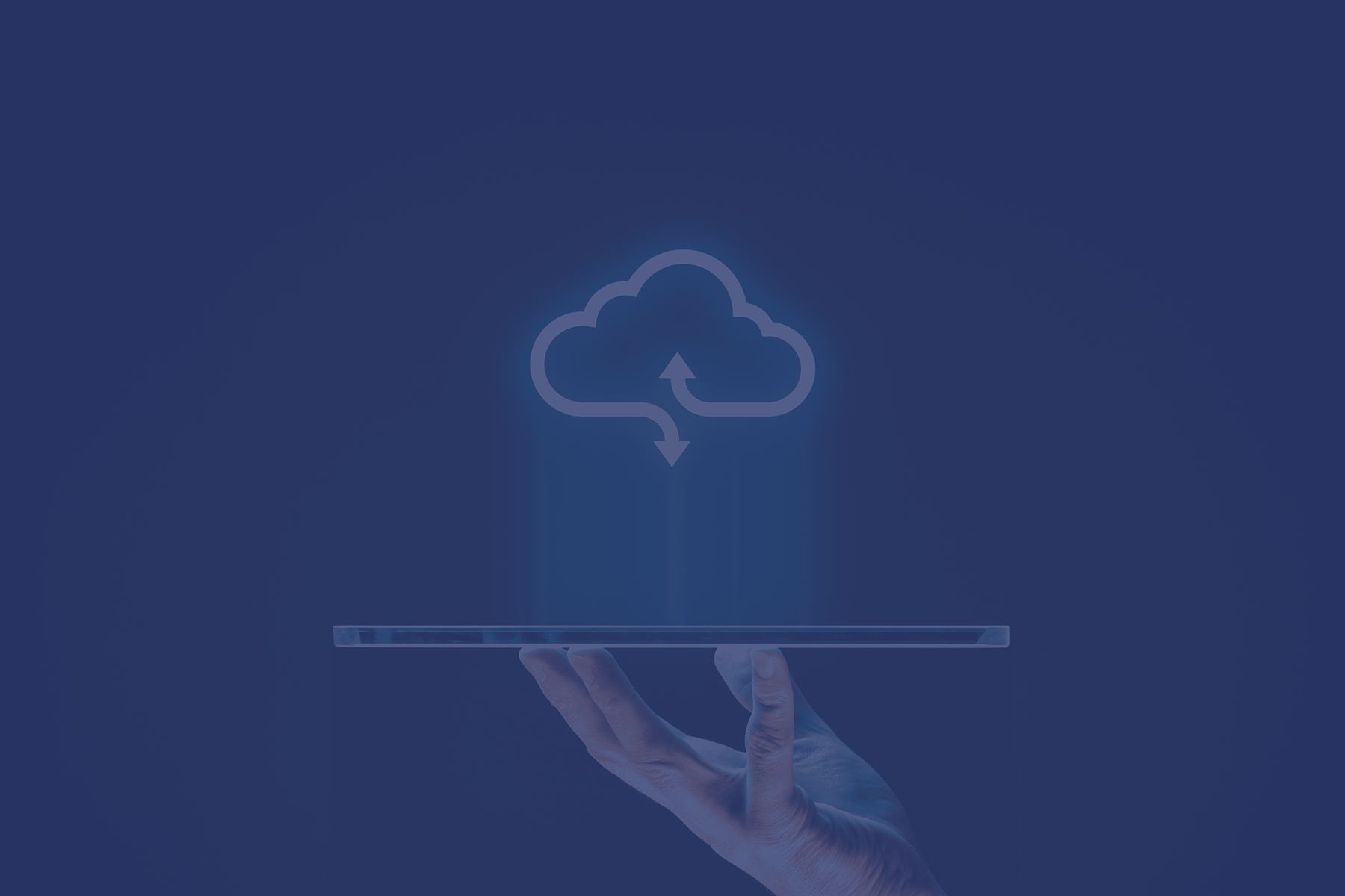 Mano che regge un tablet con l'icona del cloud computing
