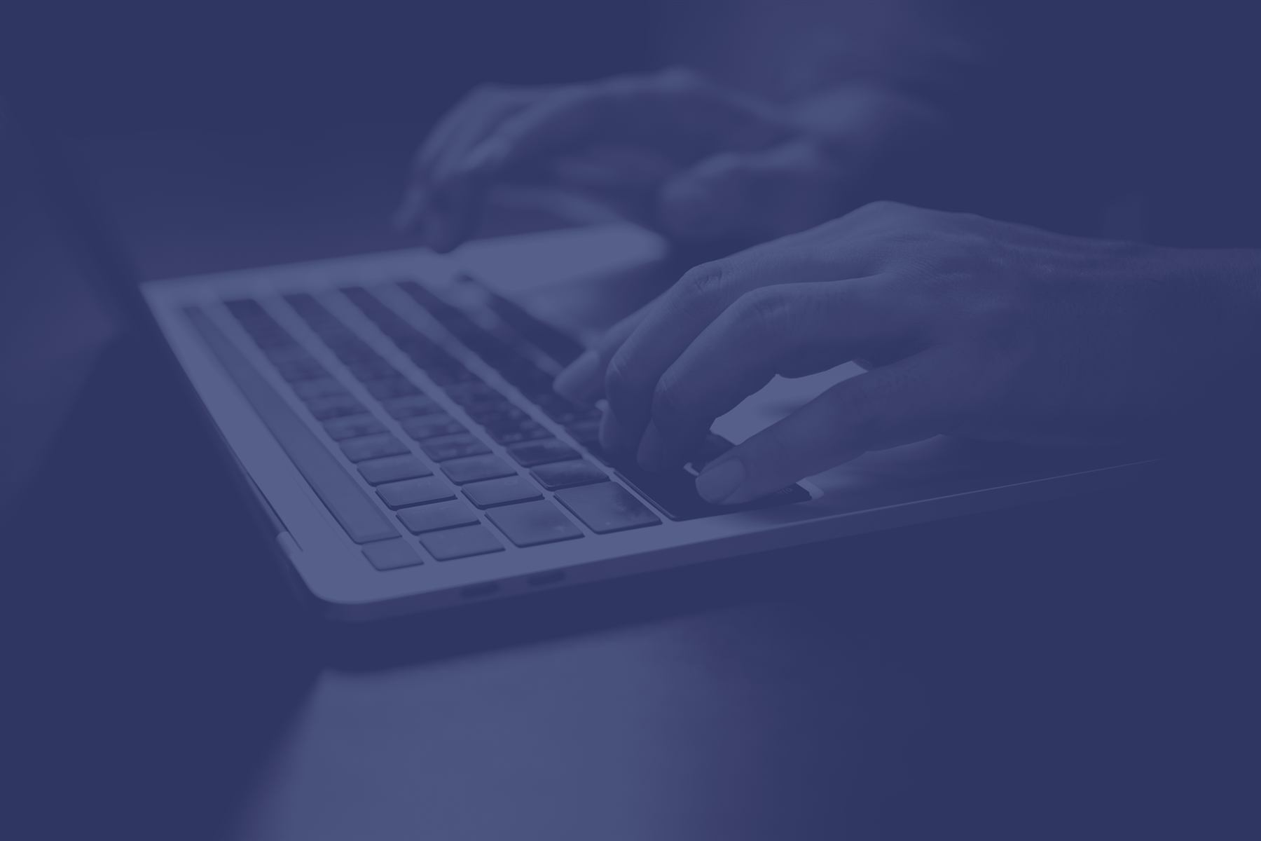 Mani che digitano su un portatile durante il lavoro da remoto