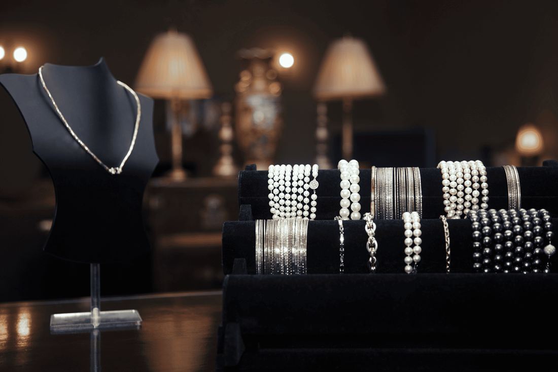 Collane e bracciali di perle su espositori in velluto nero