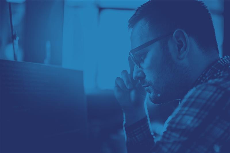 Consulente IT concentrato davanti al computer