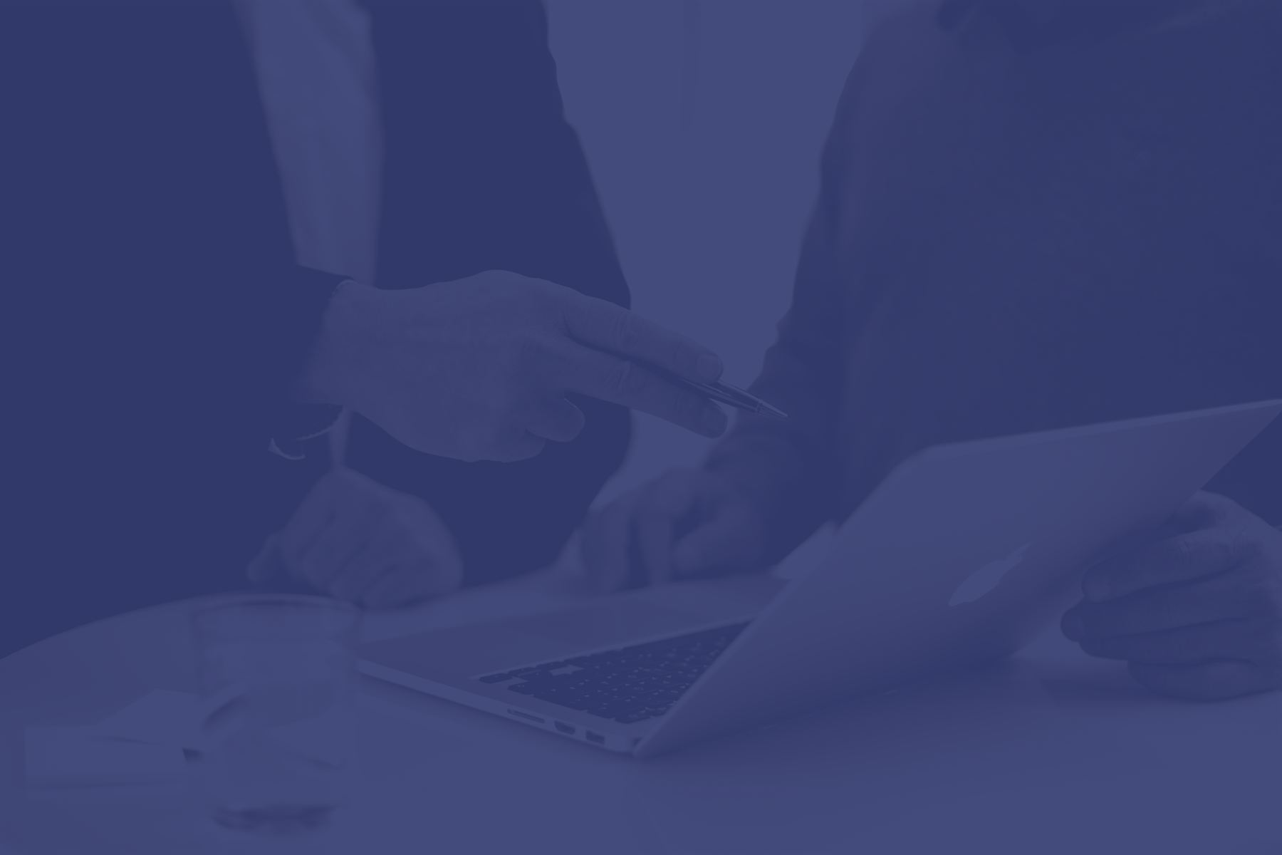 Consulente e cliente esaminano un progetto software al portatile